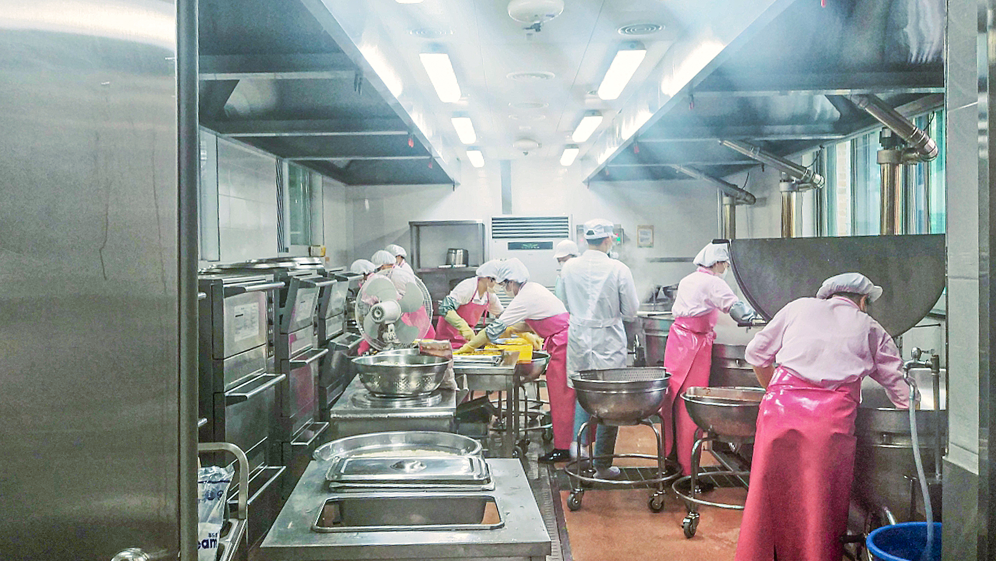 급식실 노동자들이 급식실에서 일하는 풍경